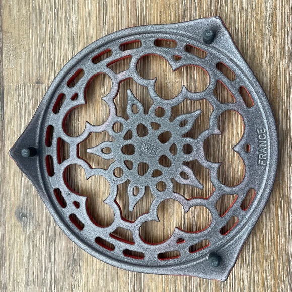 Le Creuset Enameled Cast Iron Trivet - Cerise/Cherry/Red - Picture 2 of 3